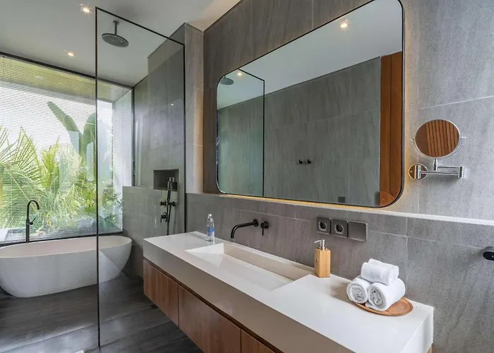 Brand New Jade Luxury 5br - Private Pool Jacuzzi And Rooftop In Berawa Canggu
