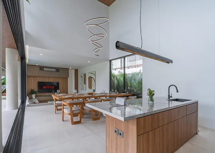 Brand New Jade Luxury 5br - Private Pool Jacuzzi And Rooftop In Berawa * Canggu