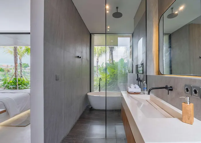 Villa Brand New Jade Luxury 5br - Private Pool Jacuzzi And Rooftop In Berawa *