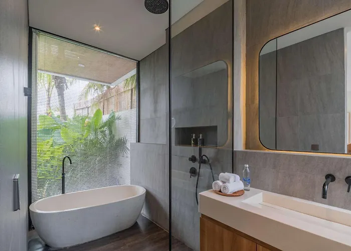 Brand New Jade Luxury 5br - Private Pool Jacuzzi And Rooftop In Berawa