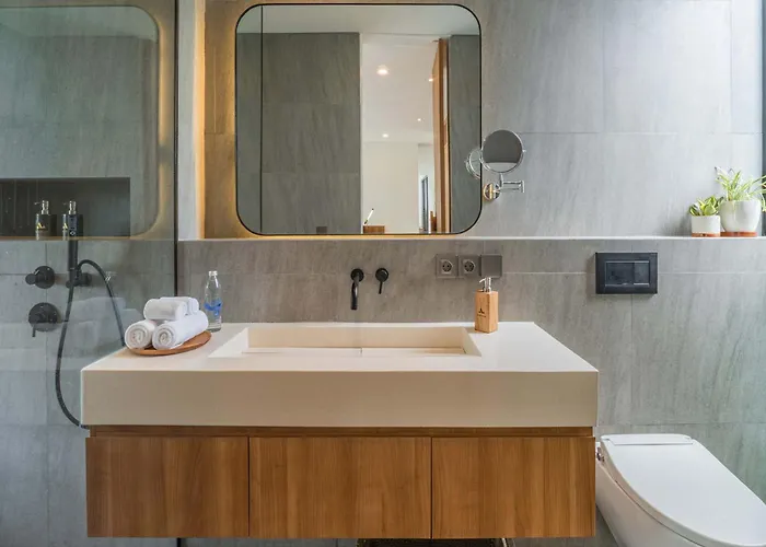 Villa Brand New Jade Luxury 5br - Private Pool Jacuzzi And Rooftop In Berawa