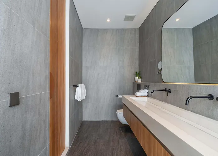 Brand New Jade Luxury 5br - Private Pool Jacuzzi And Rooftop In Berawa * Canggu