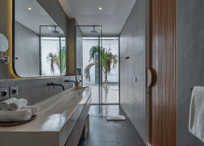 Brand New Jade Luxury 5br - Private Pool Jacuzzi And Rooftop In Berawa Villa