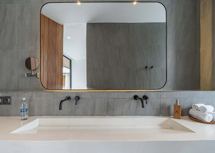 Brand New Jade Luxury 5br - Private Pool Jacuzzi And Rooftop In Berawa Villa
