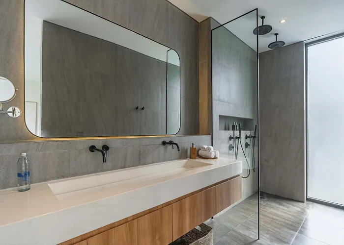 Villa Brand New Jade Luxury 5br - Private Pool Jacuzzi And Rooftop In Berawa Canggu