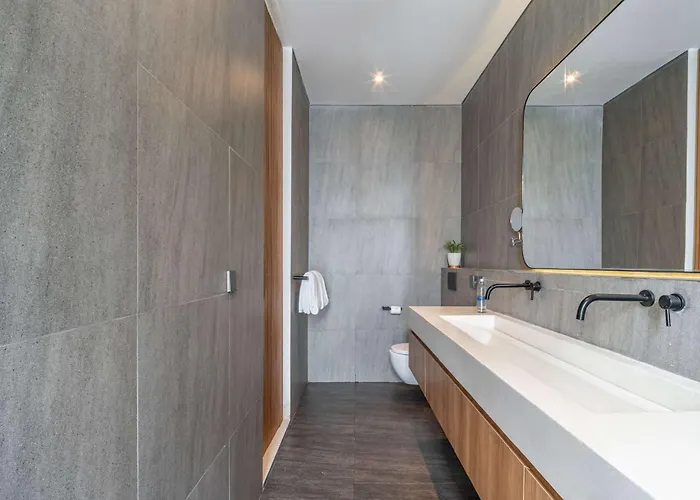 Villa Brand New Jade Luxury 5br - Private Pool Jacuzzi And Rooftop In Berawa *