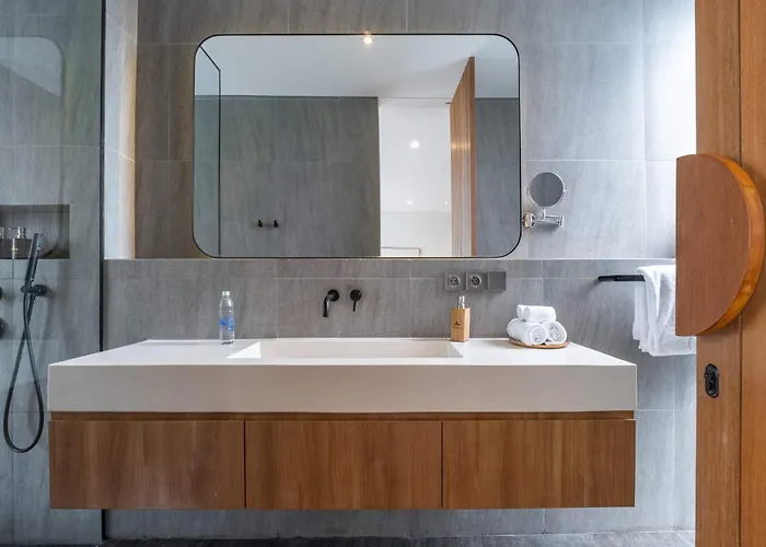 Villa Brand New Jade Luxury 5br - Private Pool Jacuzzi And Rooftop In Berawa