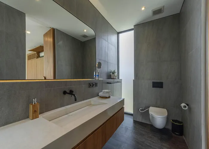 Brand New Jade Luxury 5br - Private Pool Jacuzzi And Rooftop In Berawa * Canggu